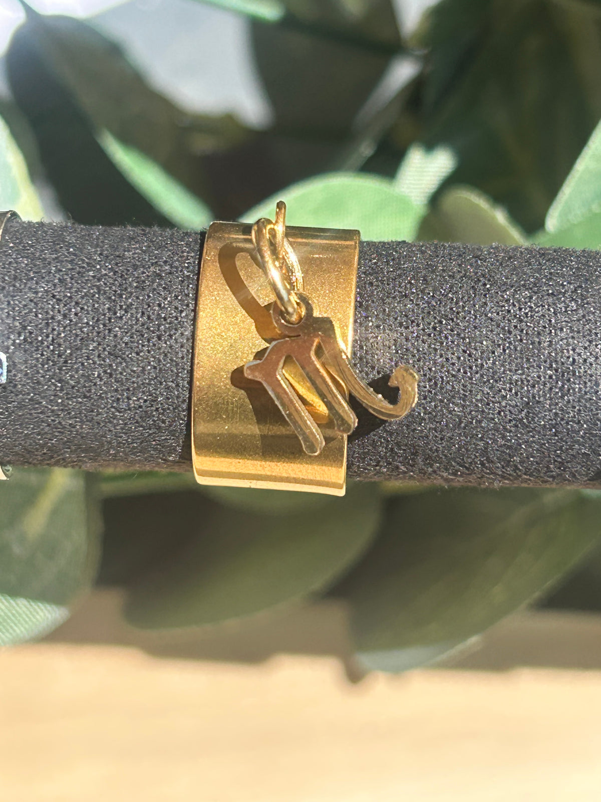 Bague Cassiopée à monture large en acier inoxydable doré, avec une breloque du signe du Scorpion suspendue.