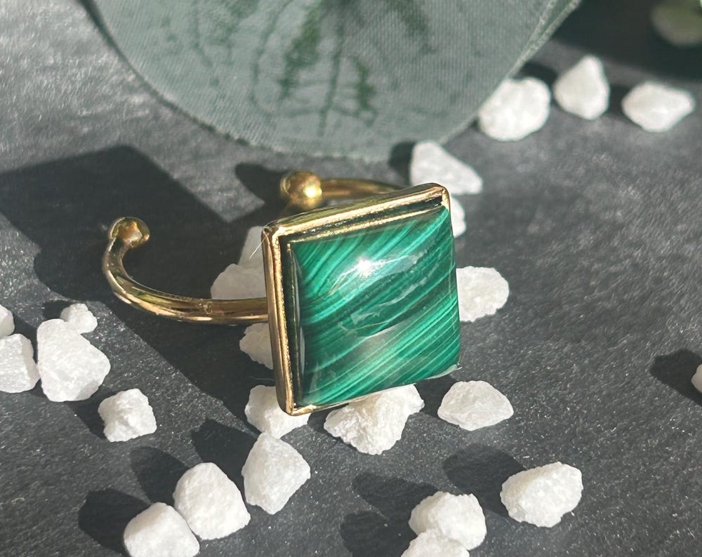 Bague Kaora réglable en acier inoxydable doré, ornée d’un cabochon carré de 10 × 10 mm en malachite verte aux motifs naturels.
