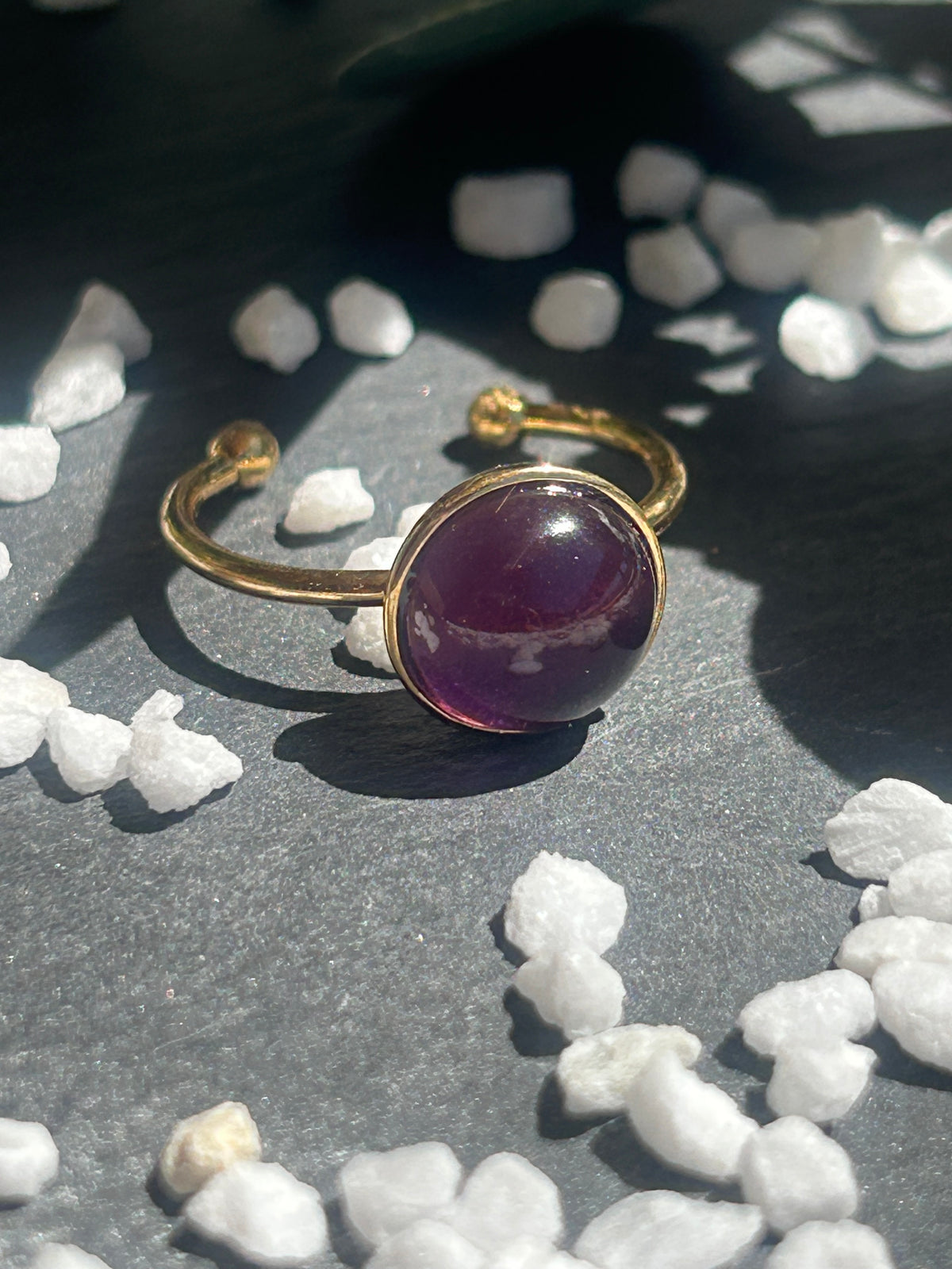 Bague Séléna réglable en acier inoxydable doré, ornée d’un cabochon rond de 10 mm en améthyste violette.