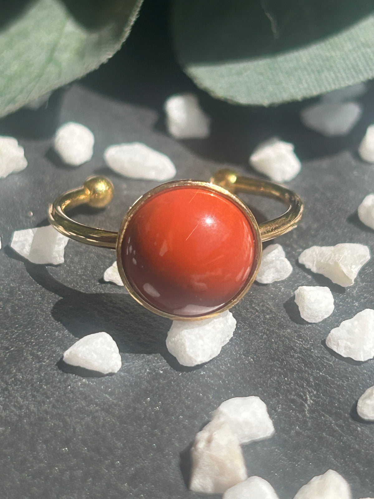 Bague Séléna réglable en acier inoxydable doré, ornée d’un cabochon rond de 10 mm en jaspe rouge naturel.