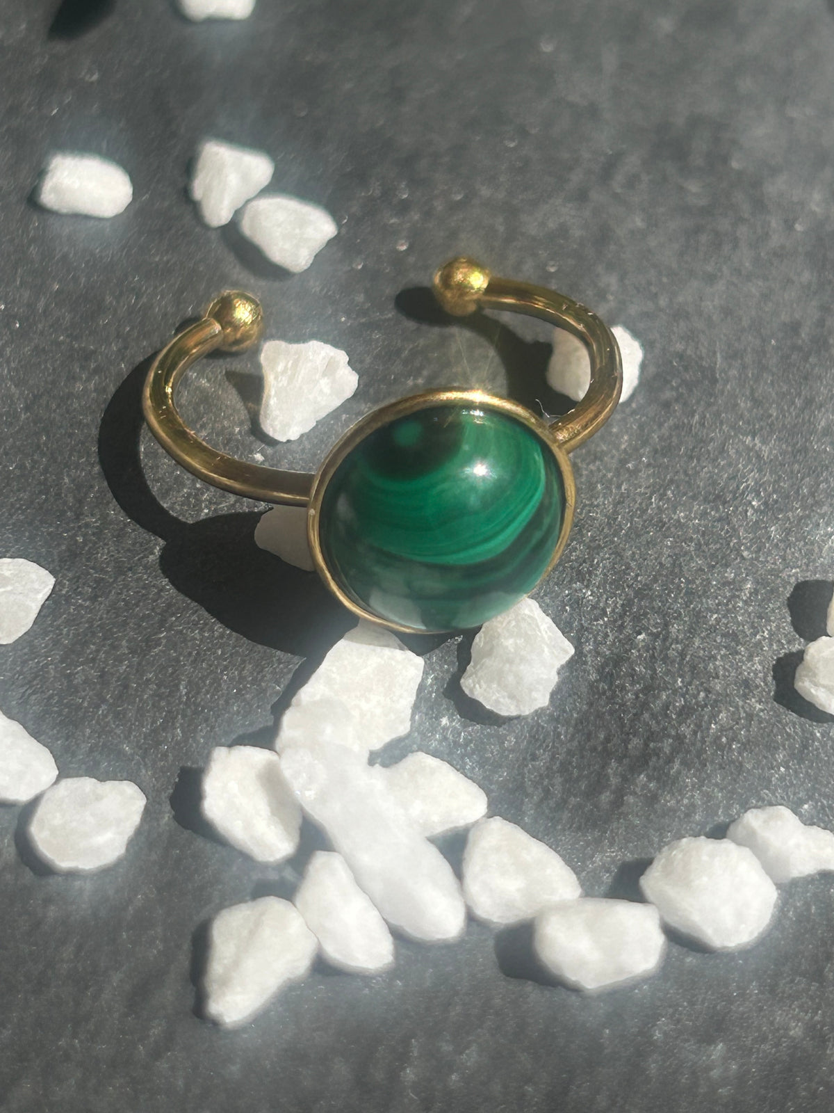 Bague Séléna réglable en acier inoxydable doré, ornée d’un cabochon rond de 10 mm en malachite verte aux motifs naturels.