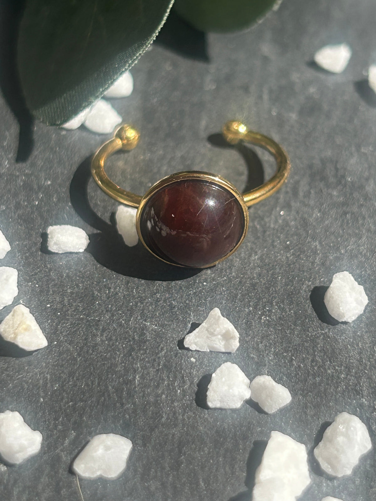 Bague Séléna réglable en acier inoxydable doré, ornée d’un cabochon rond de 10 mm en œil de taureau rouge brun.