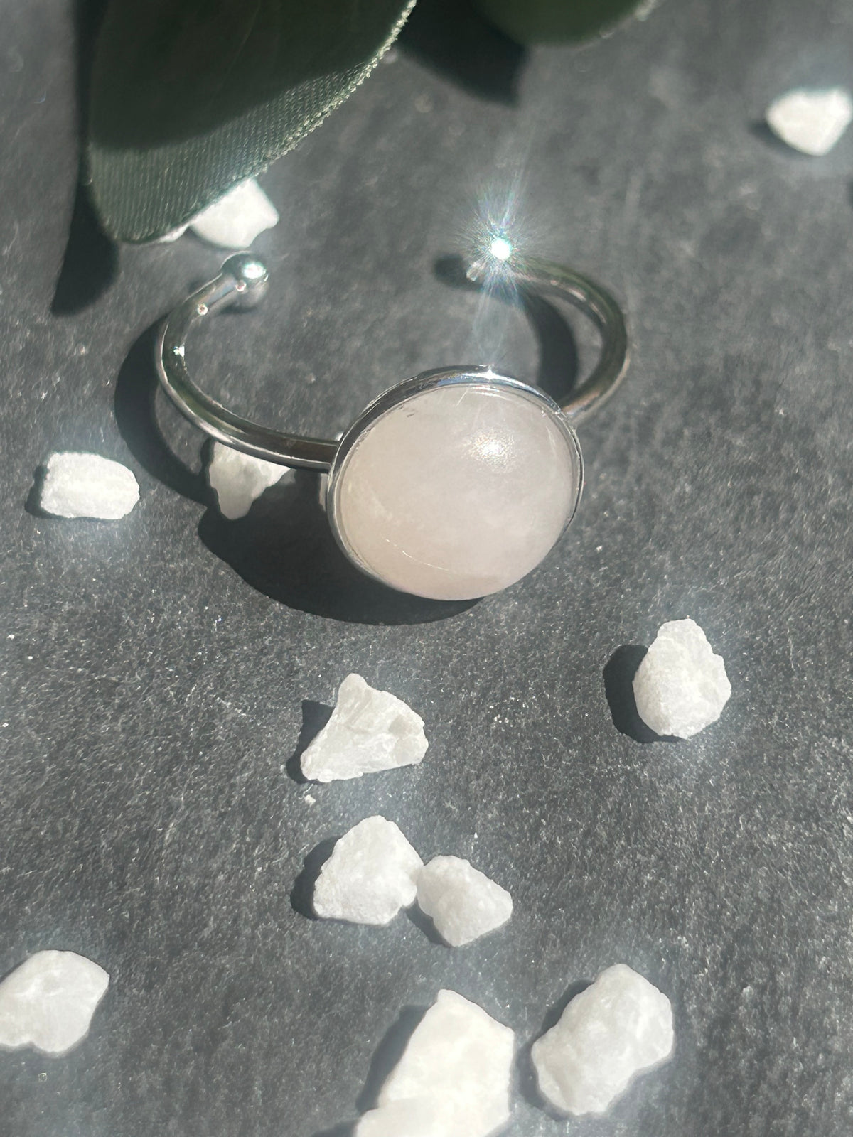 Bague Séléna réglable en acier inoxydable argenté, ornée d’un cabochon rond de 10 mm en quartz rose naturel.