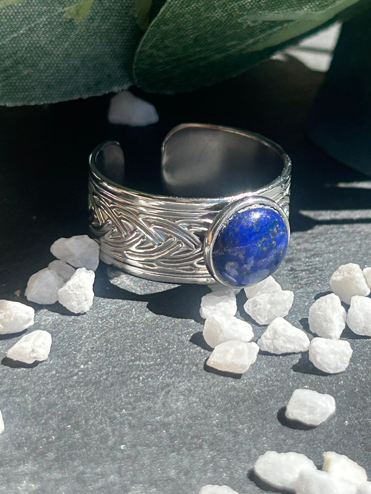 Bague Sylmor réglable à monture large texturée en acier inoxydable argenté, ornée d’un cabochon rond en lapis-lazuli bleu.