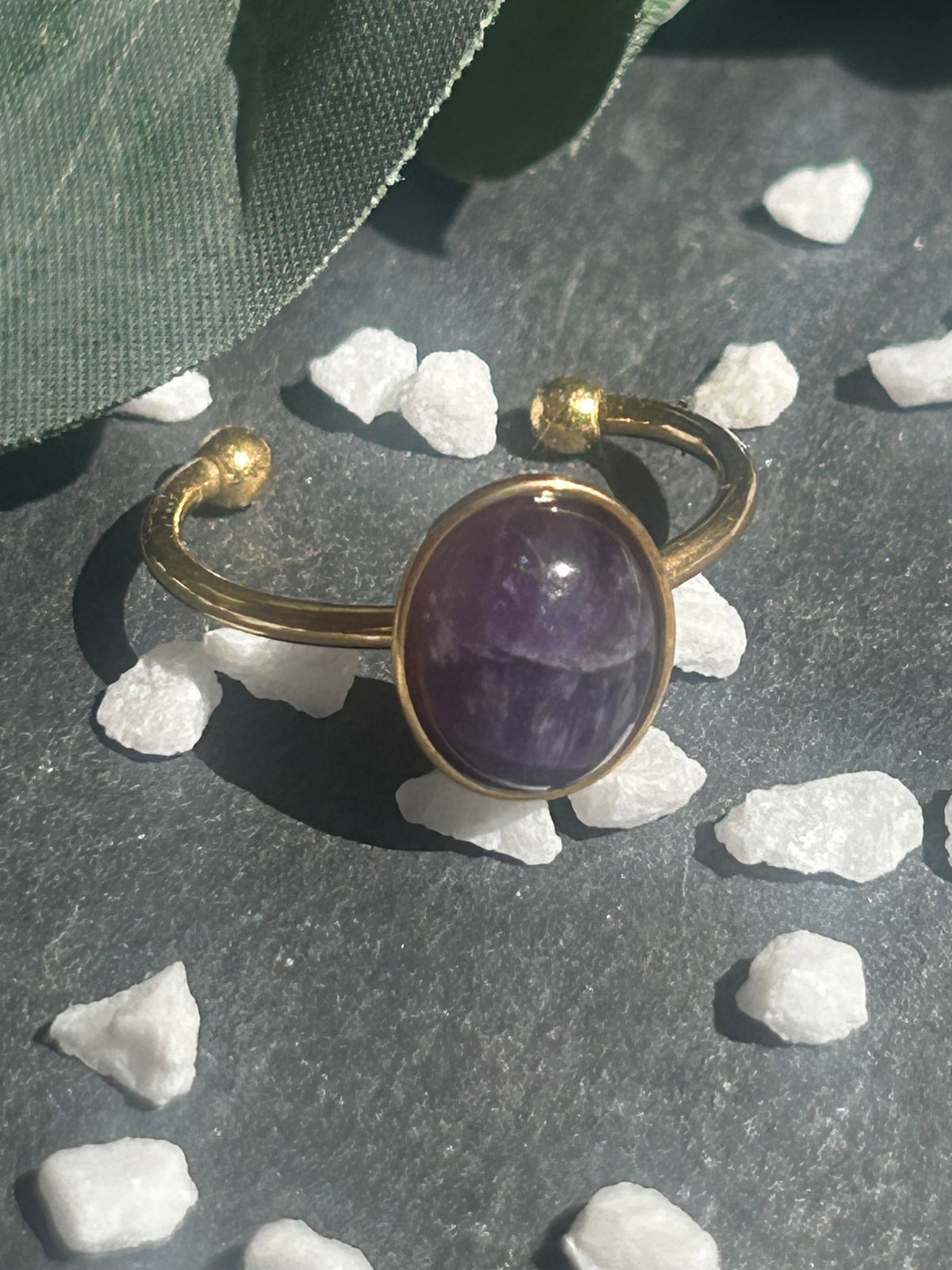 Bague Thémis réglable en acier inoxydable doré, ornée d’un cabochon ovale en améthyste violette.