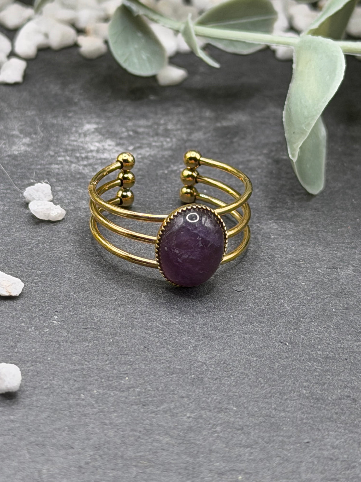 Bague Trinæa réglable à trois anneaux en acier inoxydable doré, ornée d’une améthyste violette ovale.