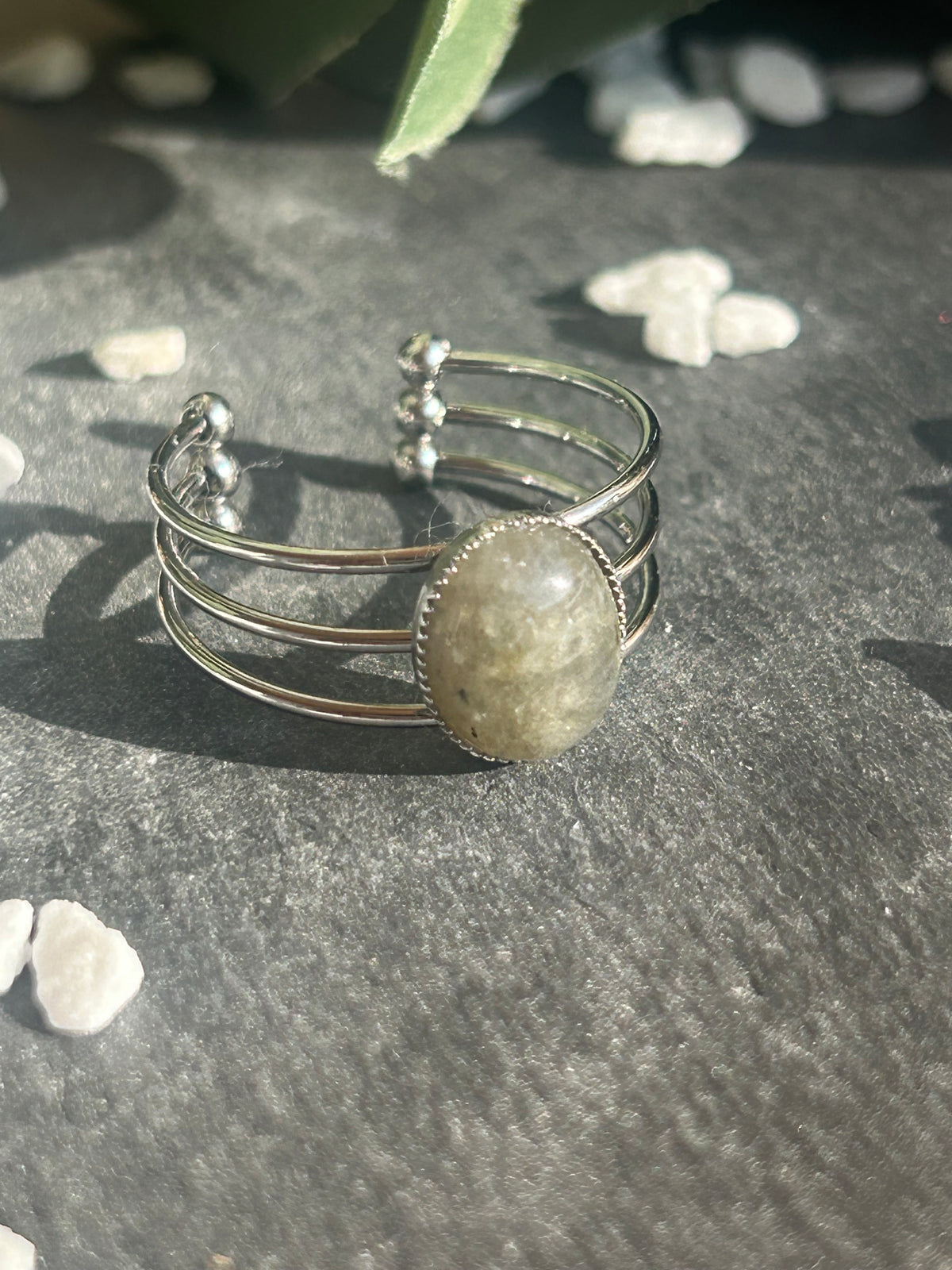 Bague Trinæa réglable à trois anneaux en acier inoxydable argenté, ornée d’une labradorite ovale.