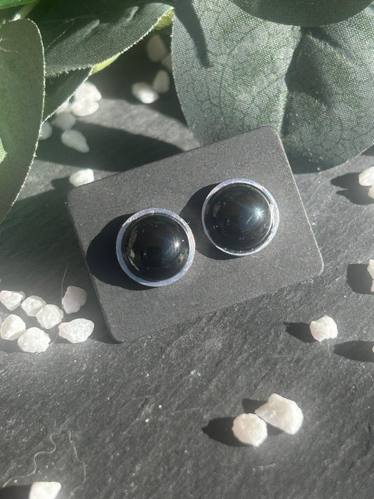 Paire de boucles d’oreilles puces Séléna en acier inoxydable argenté, ornées de cabochons ronds de 10 mm en agate noire naturelle.