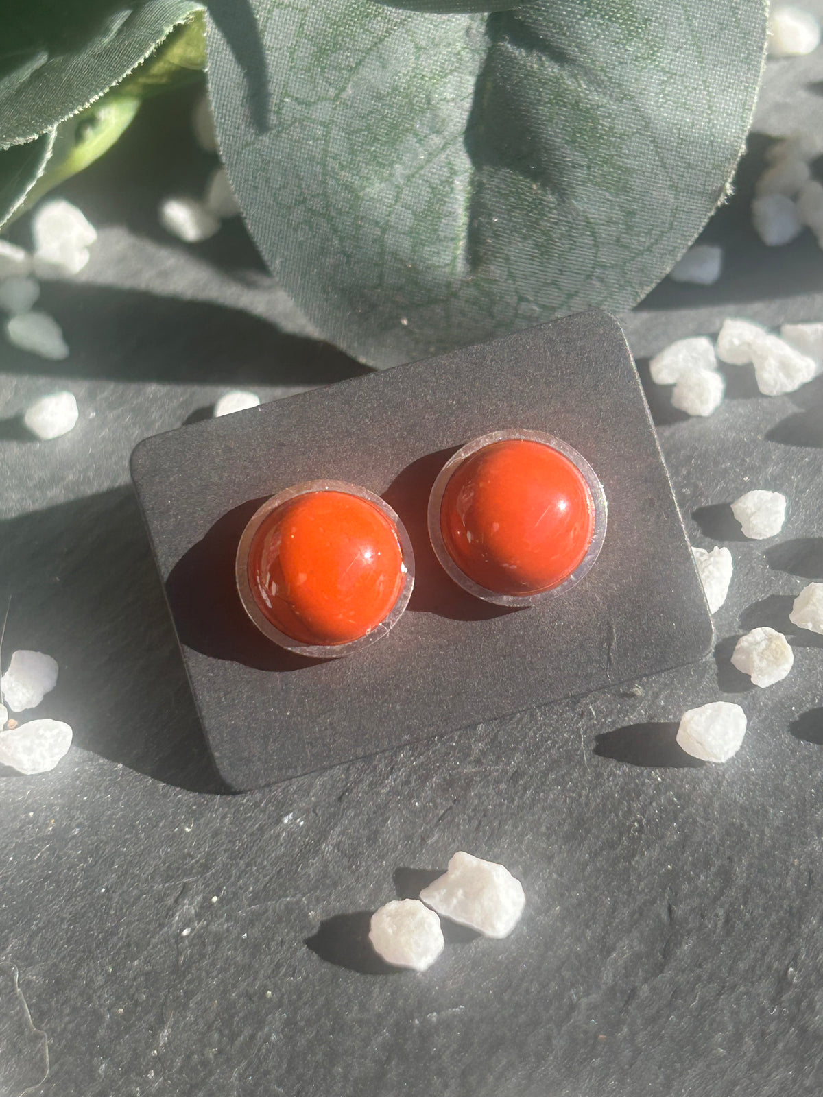 Paire de boucles d’oreilles puces Séléna en acier inoxydable argenté, ornées de cabochons ronds de 10 mm en jaspe rouge naturel.