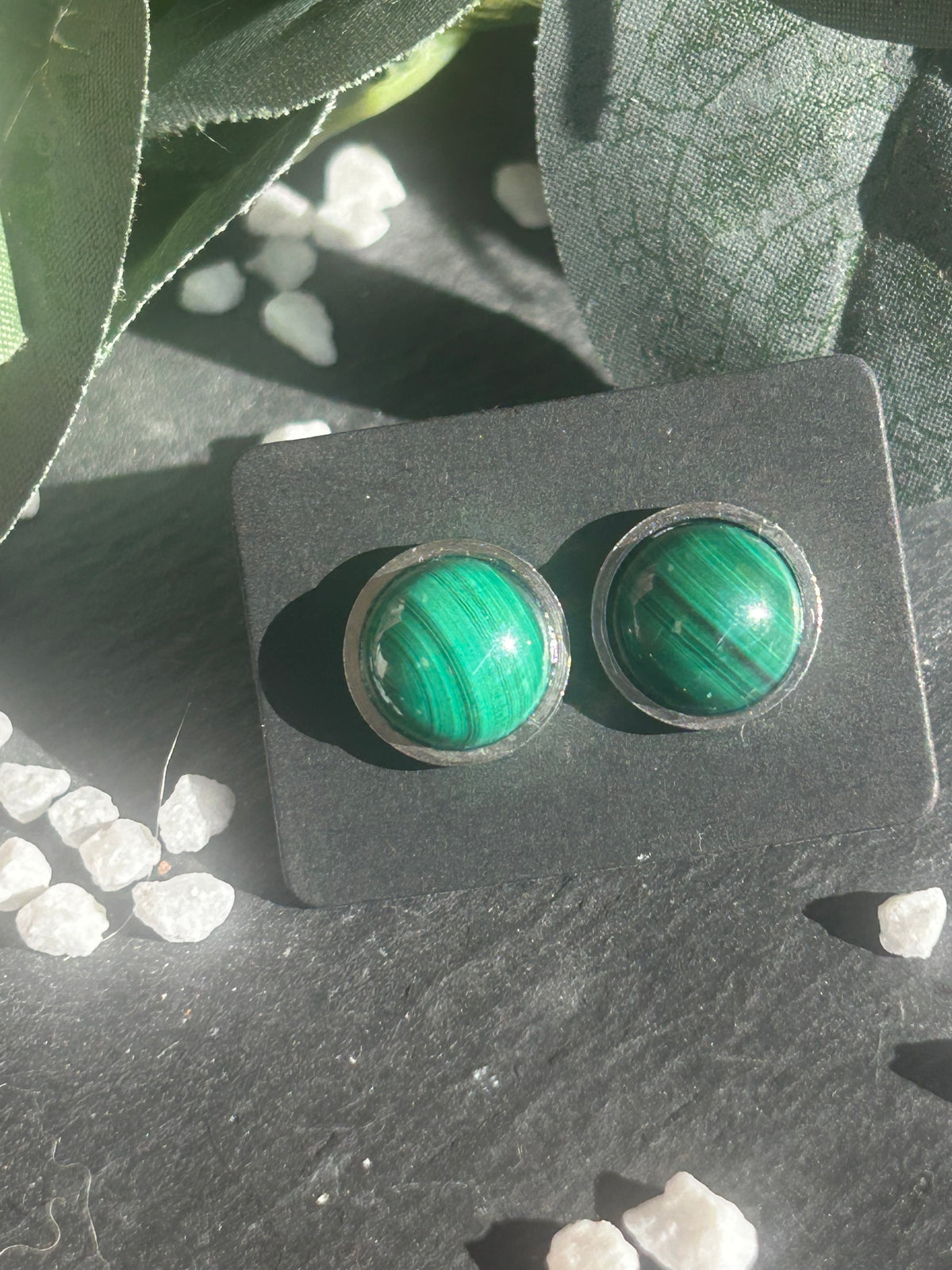 Paire de boucles d’oreilles puces Séléna en acier inoxydable argenté, ornées de cabochons ronds de 10 mm en malachite verte aux motifs naturels.