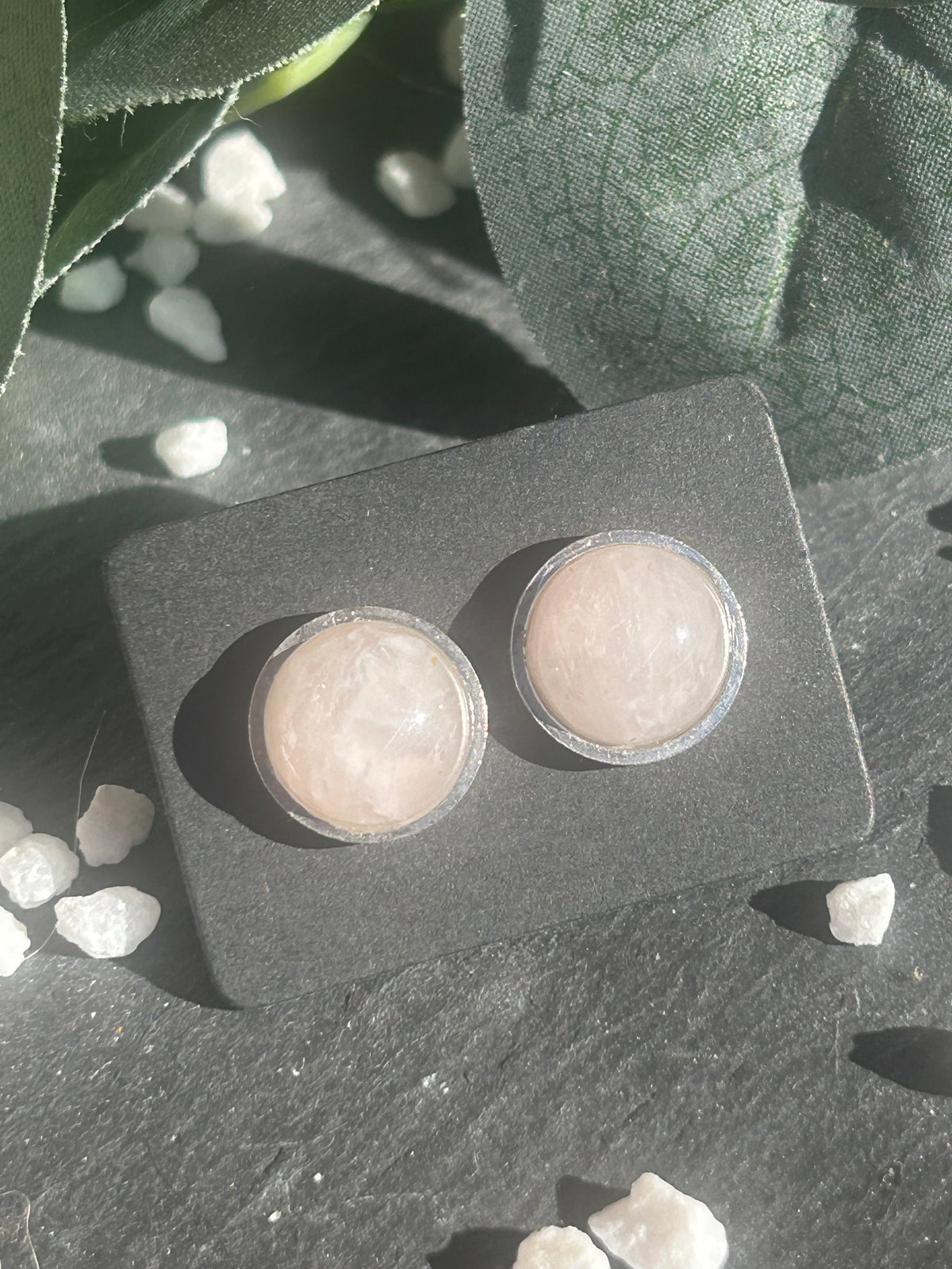Paire de boucles d’oreilles puces Séléna en acier inoxydable argenté, ornées de cabochons ronds de 10 mm en quartz rose naturel.
