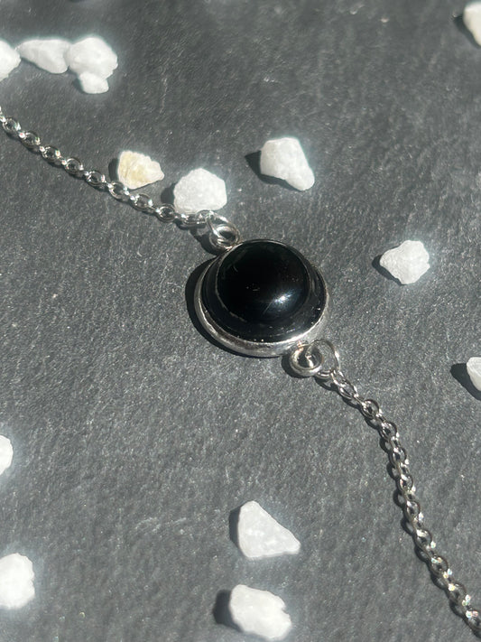 Bracelet Séléna en acier inoxydable argenté, orné d’un cabochon rond de 10 mm en agate noire naturelle.