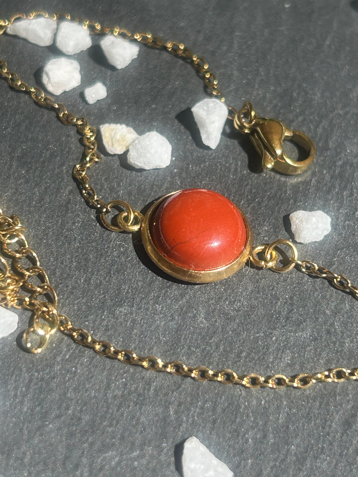 Bracelet Séléna en acier inoxydable doré, orné d’un cabochon rond de 10 mm en jaspe rouge naturel.
