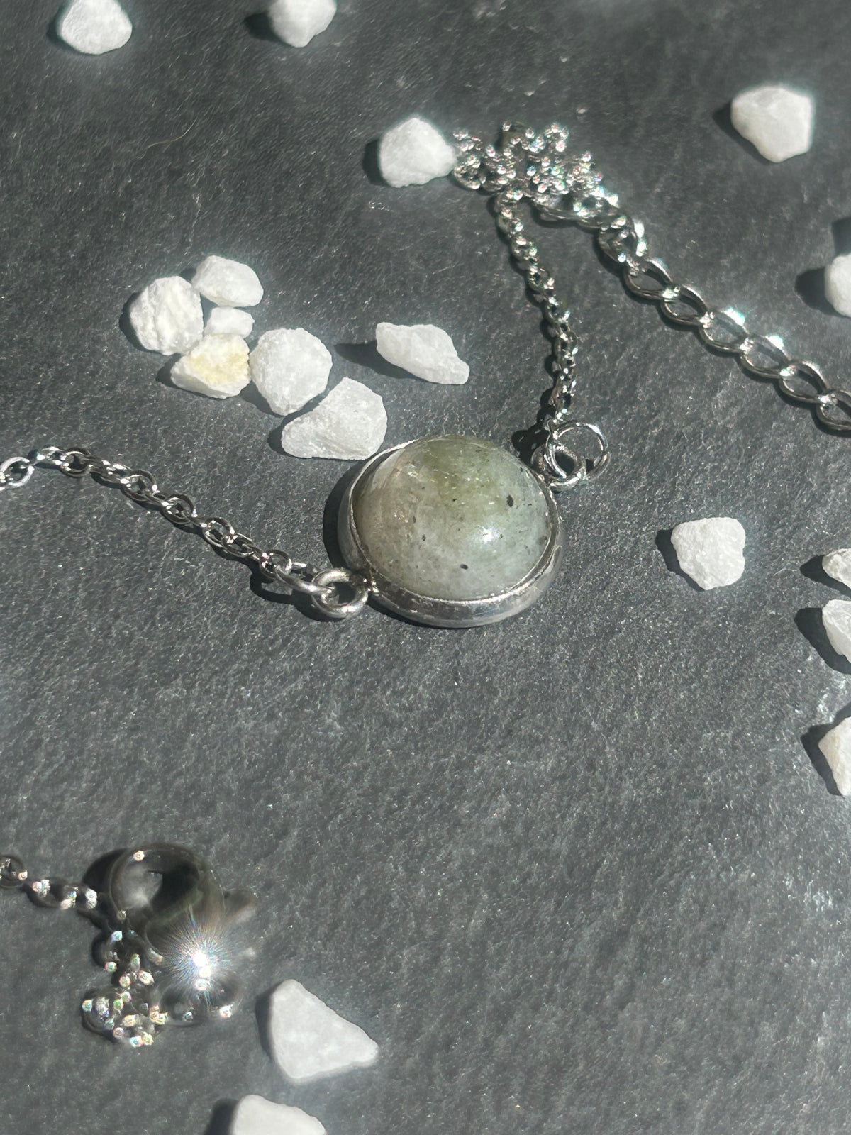 Bracelet Séléna en acier inoxydable argenté, orné d’un cabochon rond de 10 mm en labradorite naturelle.