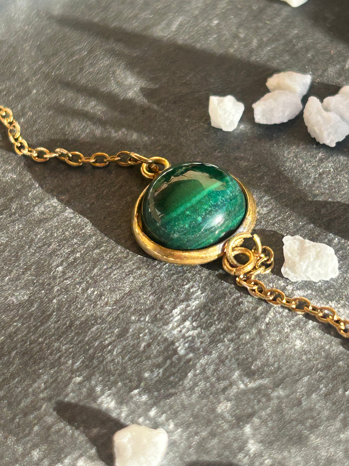 Bracelet Séléna en acier inoxydable doré, orné d’un cabochon rond de 10 mm en malachite verte aux motifs naturels.
