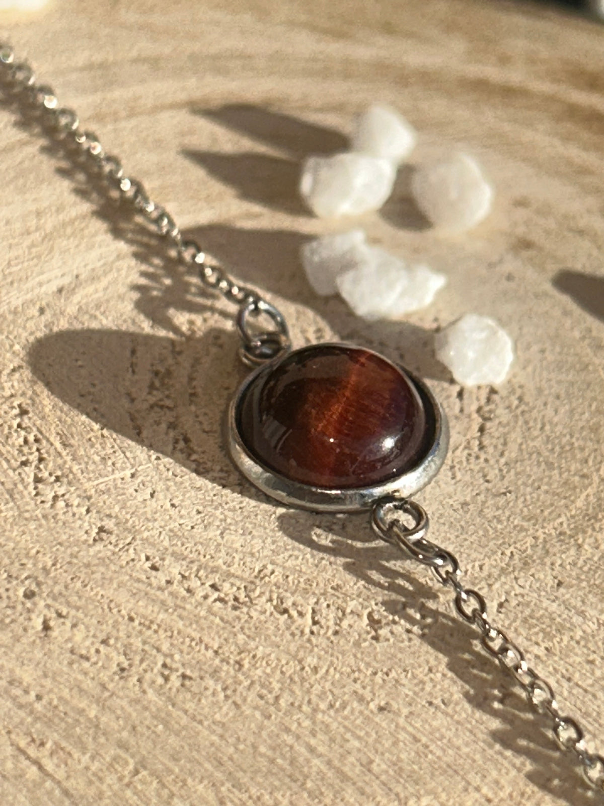 Bracelet Séléna en acier inoxydable argenté, orné d’un cabochon rond de 10 mm en œil de taureau rouge brun.