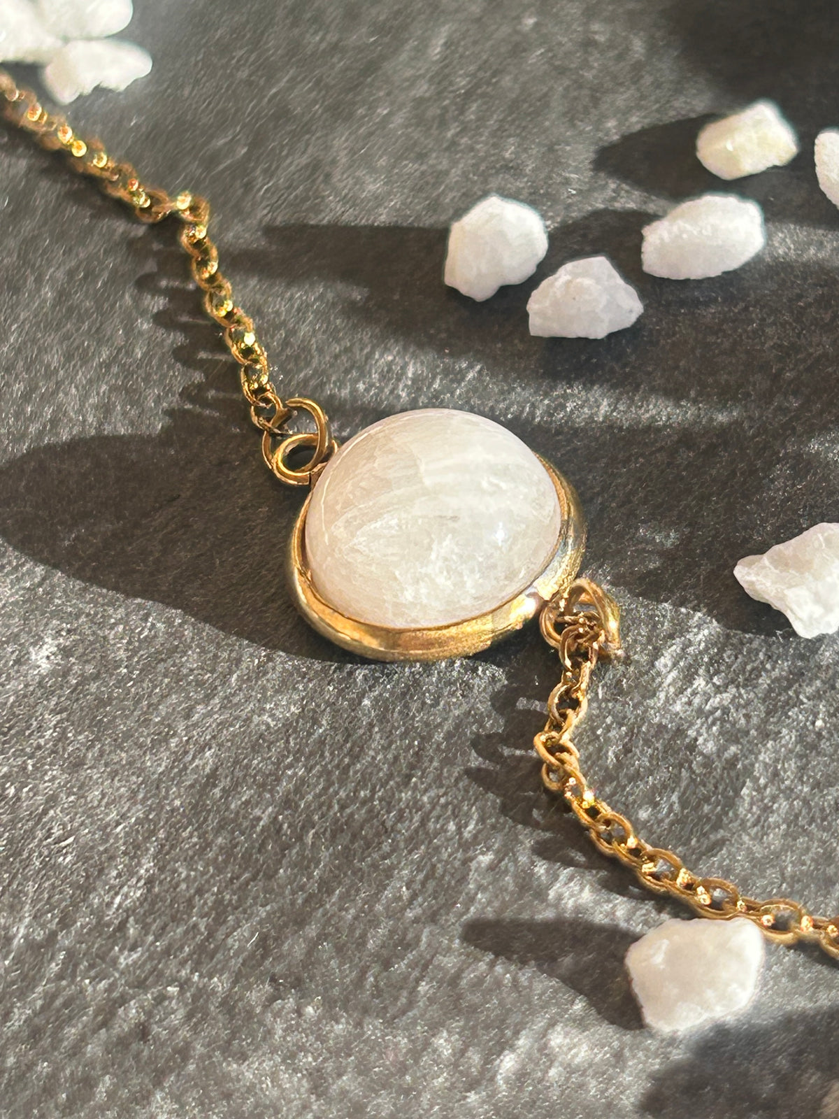 Bracelet Séléna en acier inoxydable doré, orné d’un cabochon rond de 10 mm en pierre de lune blanche.