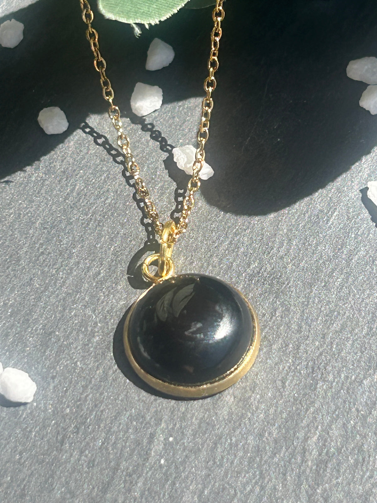 Collier Séléna en acier inoxydable doré, avec pendentif rond de 14 mm en agate noire naturelle.