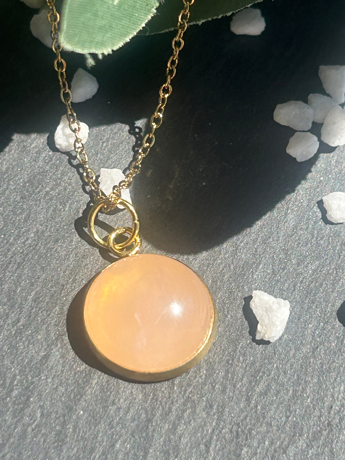 Collier Séléna en acier inoxydable doré, avec pendentif rond de 14 mm en quartz rose naturel.