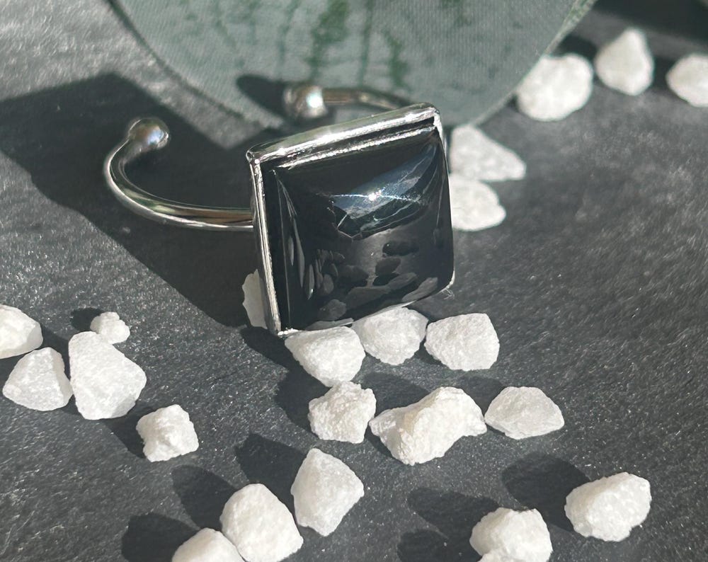 Bague Kaora réglable en acier inoxydable argenté, ornée d’un cabochon carré de 10 × 10 mm en agate noire naturelle.