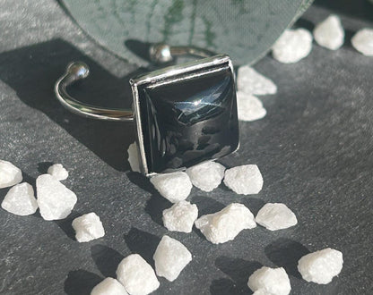 Bague Kaora réglable en acier inoxydable argenté, ornée d’un cabochon carré de 10 × 10 mm en agate noire naturelle.