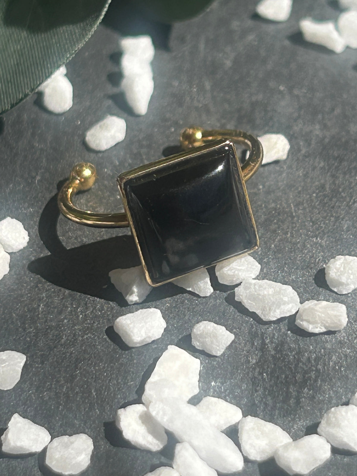 Bague Kaora réglable en acier inoxydable doré, ornée d’un cabochon carré de 10 × 10 mm en agate noire naturelle.