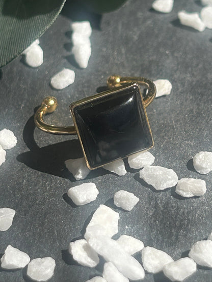 Bague Kaora réglable en acier inoxydable doré, ornée d’un cabochon carré de 10 × 10 mm en agate noire naturelle.