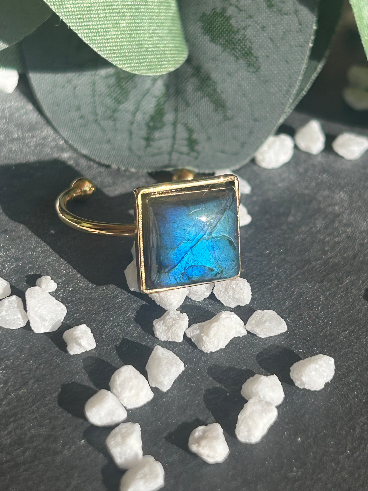 Bague Kaora réglable en acier inoxydable doré, ornée d’un cabochon carré de 10 × 10 mm en labradorite aux reflets bleus.