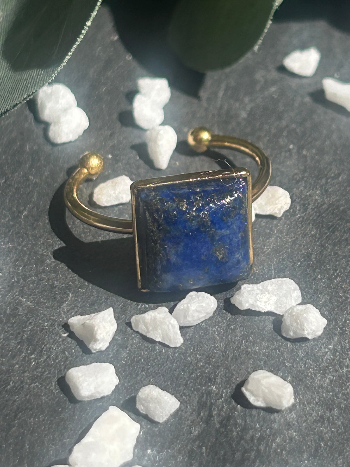 Bague Kaora réglable en acier inoxydable doré, ornée d’un cabochon carré de 10 × 10 mm en lapis-lazuli bleu profond.