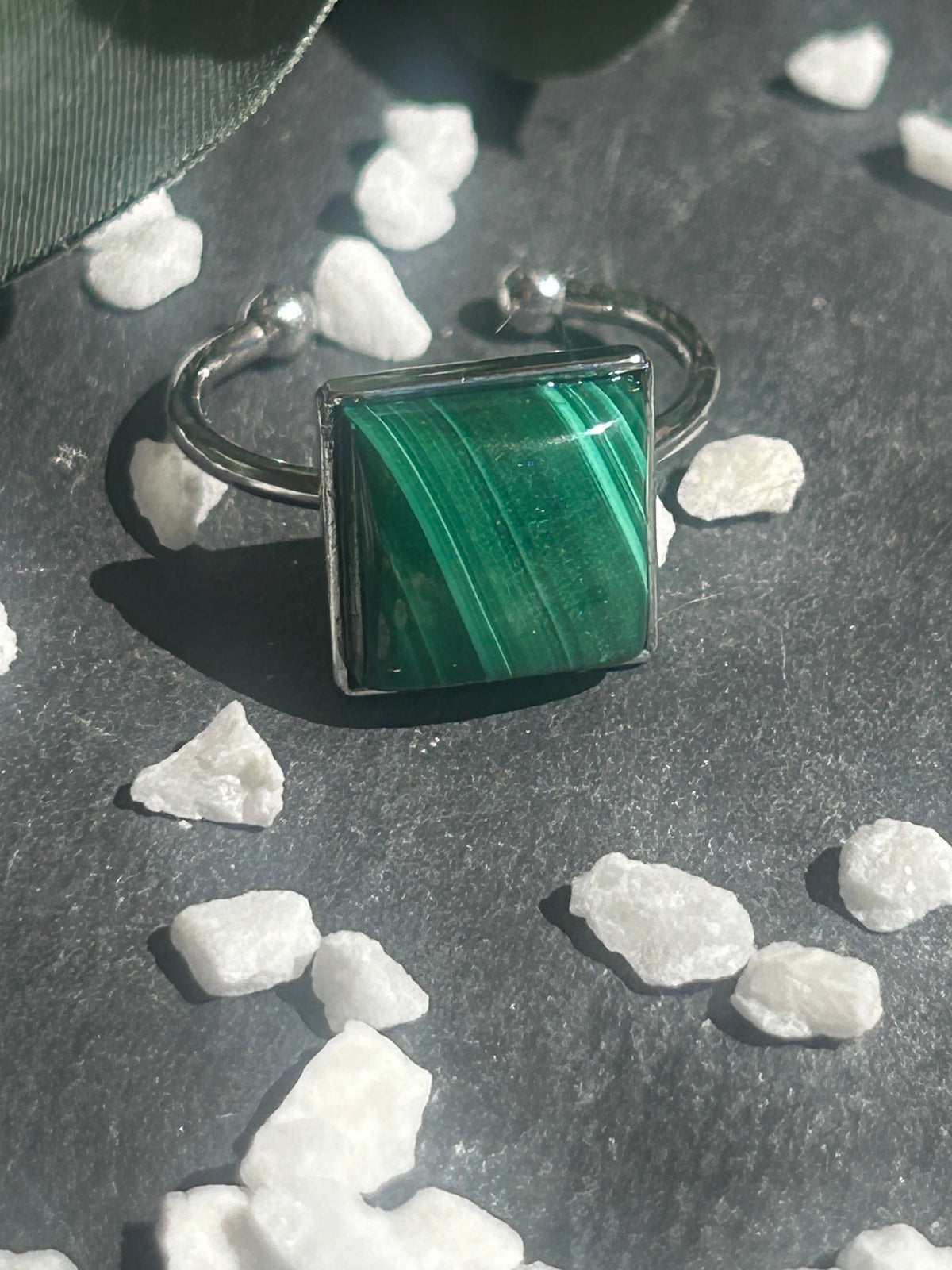 Bague Kaora réglable en acier inoxydable argenté, ornée d’un cabochon carré de 10 × 10 mm en malachite verte aux motifs naturels.