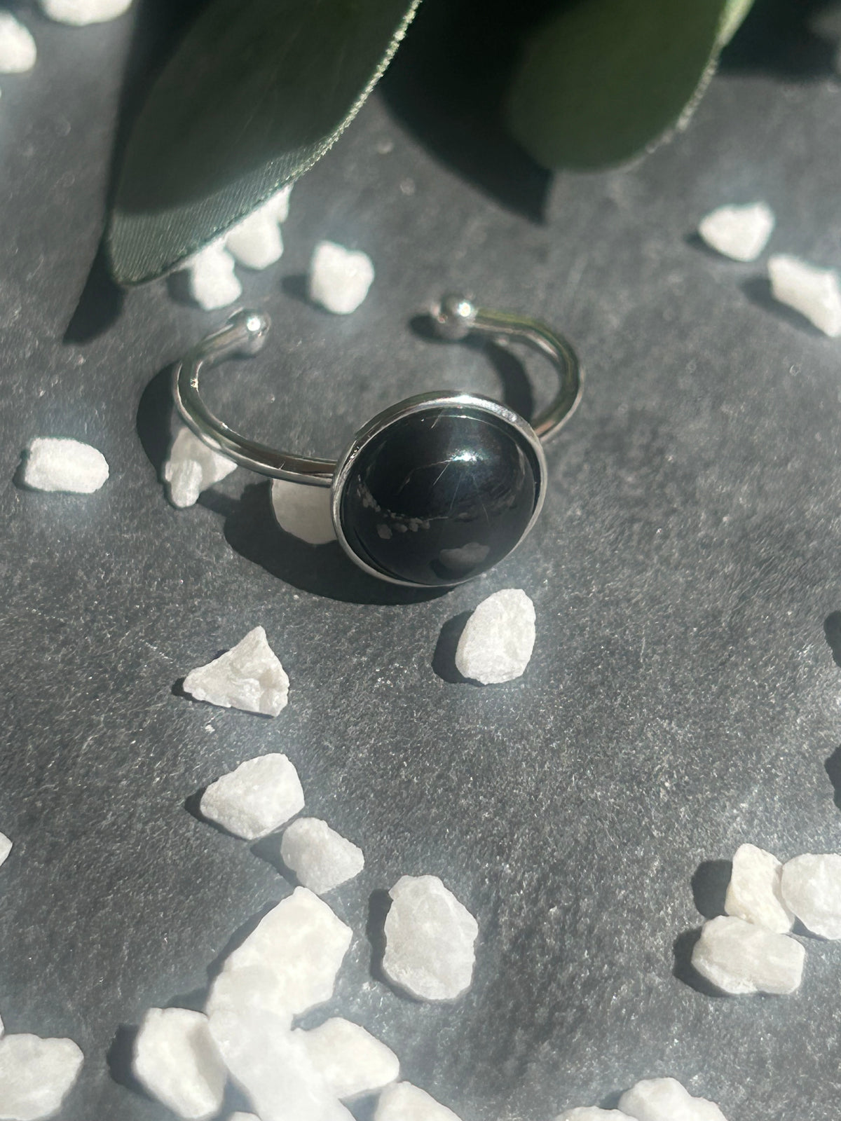 Bague Séléna réglable en acier inoxydable argenté, ornée d’un cabochon rond de 10 mm en agate noire naturelle.