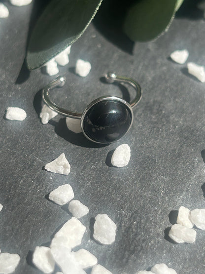 Bague Séléna réglable en acier inoxydable argenté, ornée d’un cabochon rond de 10 mm en agate noire naturelle.