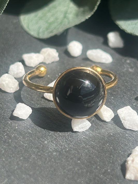 Bague Séléna réglable en acier inoxydable doré, ornée d’un cabochon rond de 10 mm en agate noire naturelle.