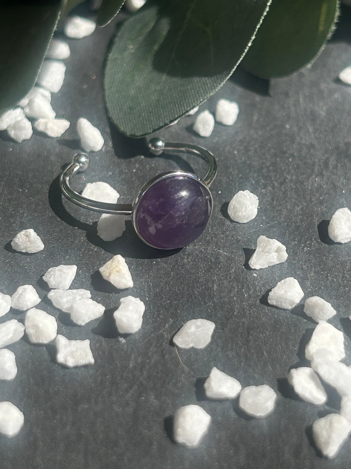 Bague Séléna réglable en acier inoxydable argenté, ornée d’un cabochon rond de 10 mm en améthyste violette.