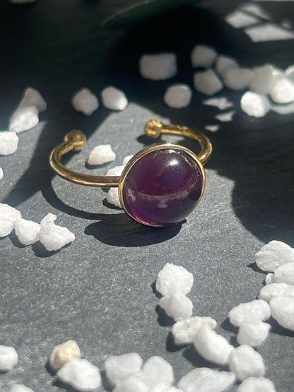 Bague Séléna réglable en acier inoxydable doré, ornée d’un cabochon rond de 10 mm en améthyste violette.