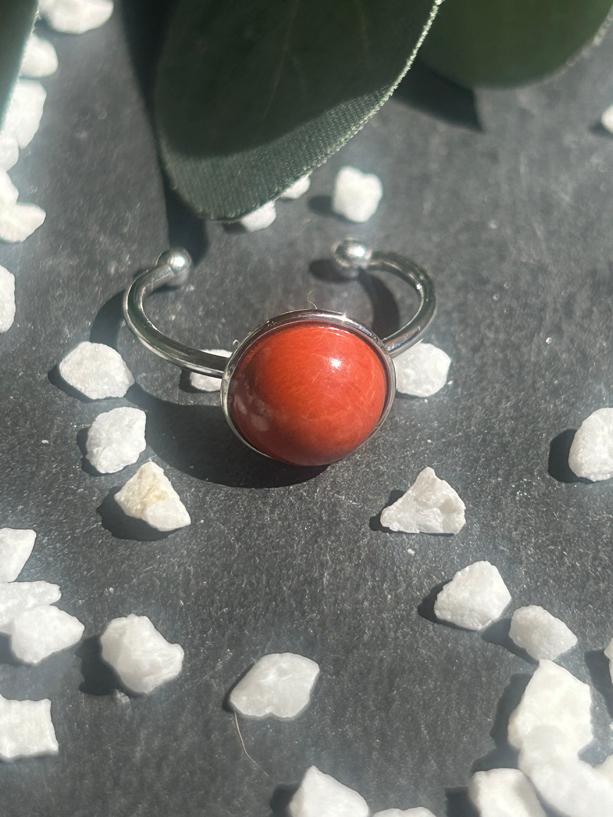 Bague Séléna réglable en acier inoxydable argenté, ornée d’un cabochon rond de 10 mm en jaspe rouge naturel.