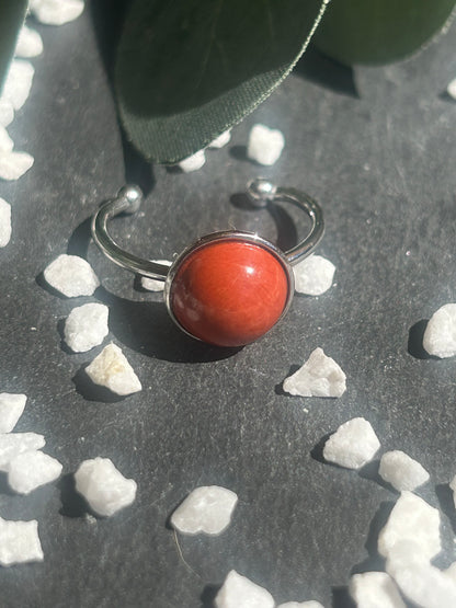 Bague Séléna réglable en acier inoxydable argenté, ornée d’un cabochon rond de 10 mm en jaspe rouge naturel.