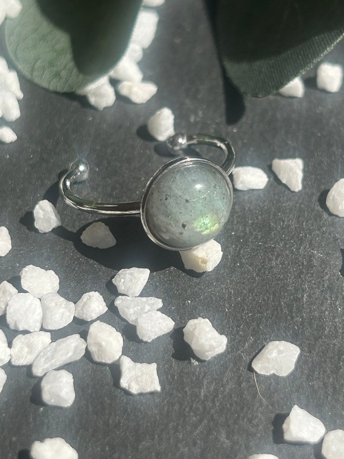 Bague Séléna réglable en acier inoxydable argenté, ornée d’un cabochon rond de 10 mm en labradorite naturelle.