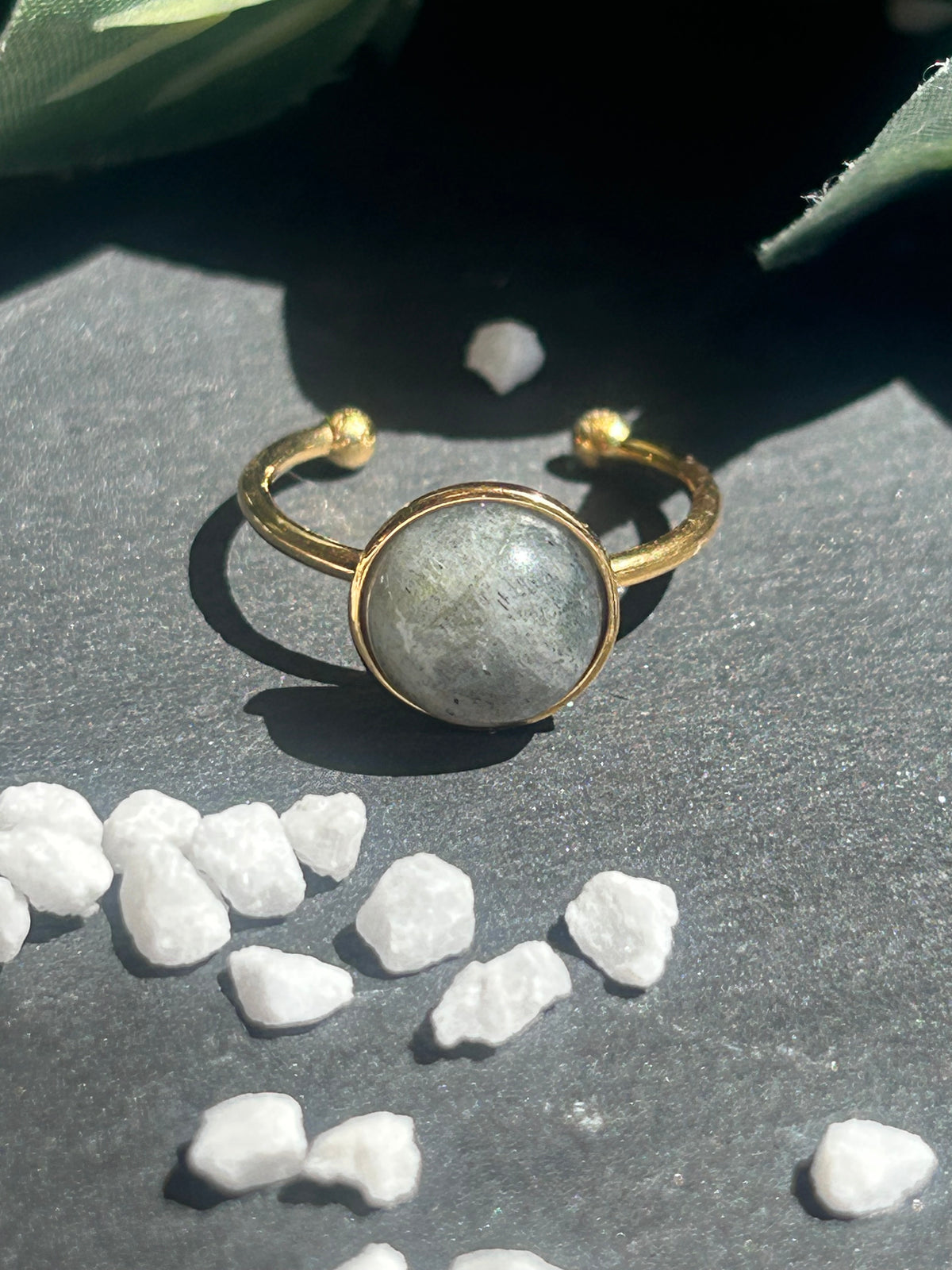 Bague Séléna réglable en acier inoxydable doré, ornée d’un cabochon rond de 10 mm en labradorite naturelle.