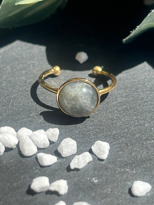 Bague Séléna réglable en acier inoxydable doré, ornée d’un cabochon rond de 10 mm en labradorite naturelle.