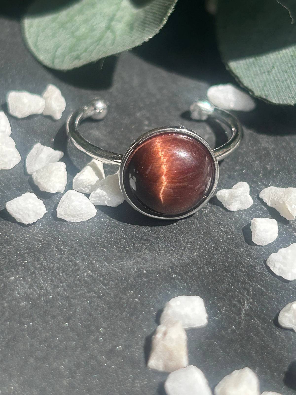 Bague Séléna réglable en acier inoxydable argenté, ornée d’un cabochon rond de 10 mm en œil de taureau rouge brun.