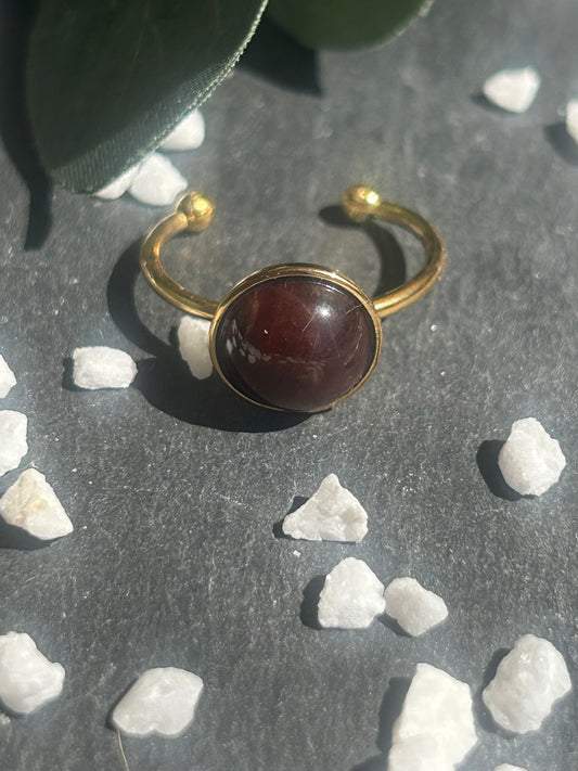 Bague Séléna réglable en acier inoxydable doré, ornée d’un cabochon rond de 10 mm en œil de taureau rouge brun.