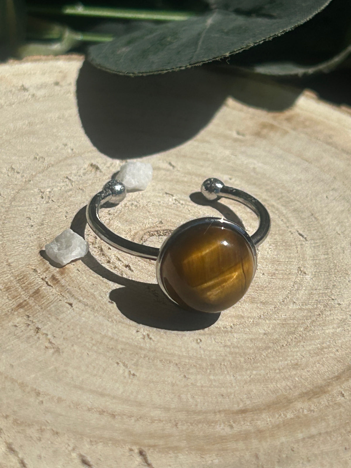 Bague Séléna réglable en acier inoxydable argenté, ornée d’un cabochon rond de 10 mm en œil de tigre brun doré.