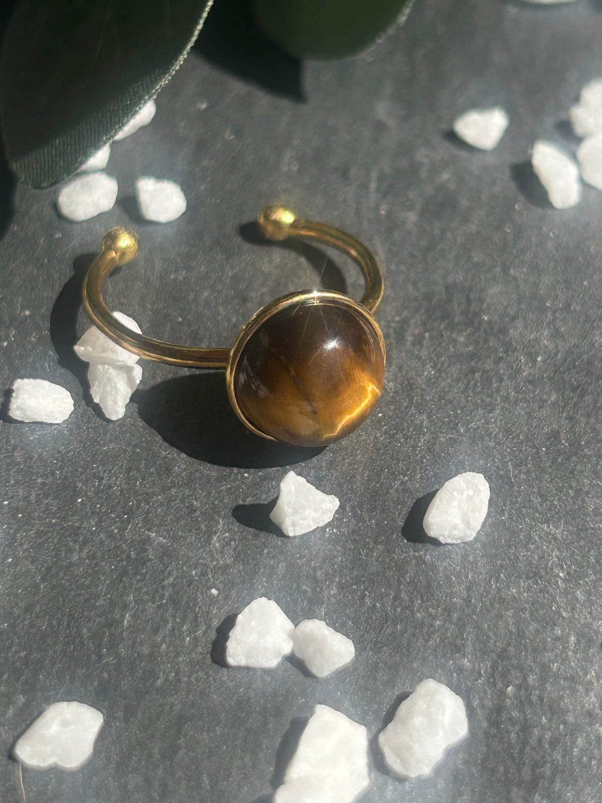 Bague Séléna réglable en acier inoxydable doré, ornée d’un cabochon rond de 10 mm en œil de tigre brun doré.