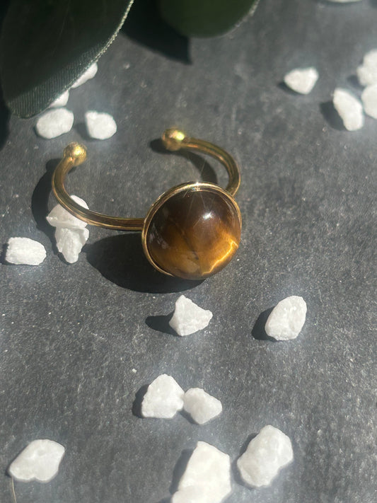 Bague Séléna réglable en acier inoxydable doré, ornée d’un cabochon rond de 10 mm en œil de tigre brun doré.