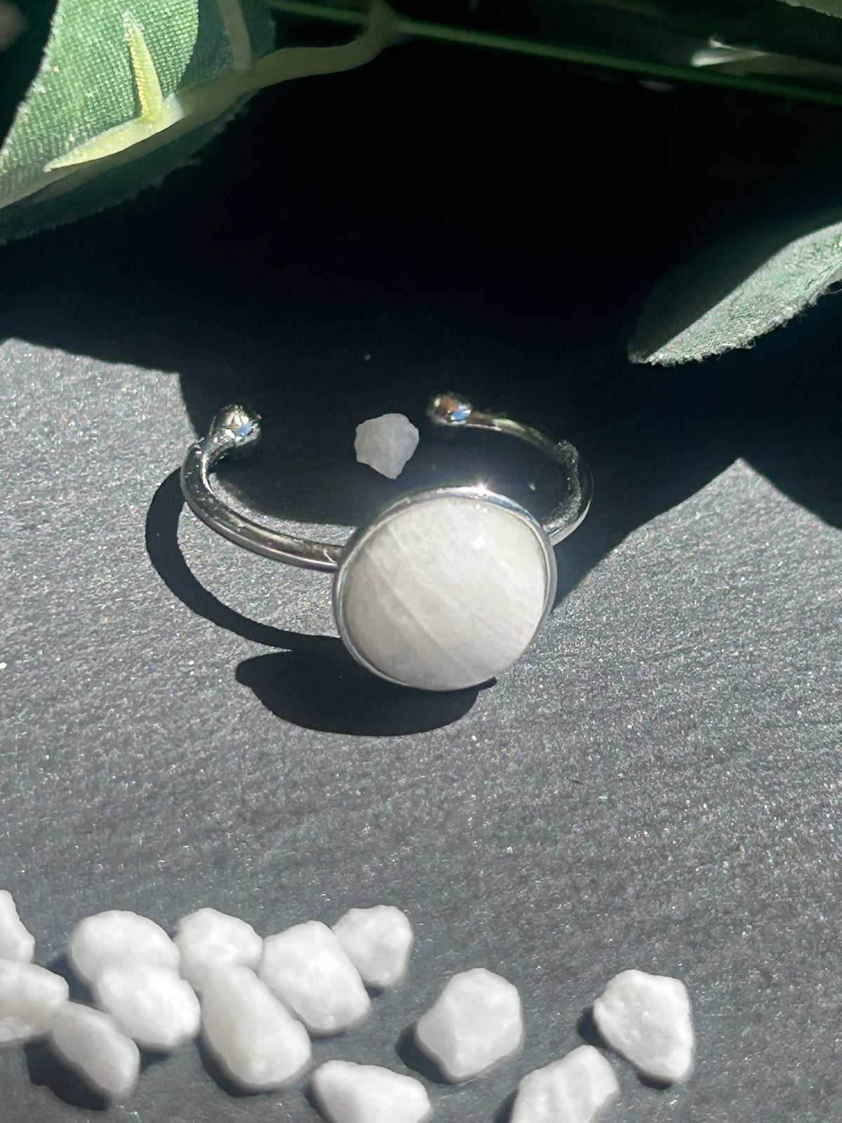 Bague Séléna réglable en acier inoxydable argenté, ornée d’un cabochon rond de 10 mm en pierre de lune blanche.