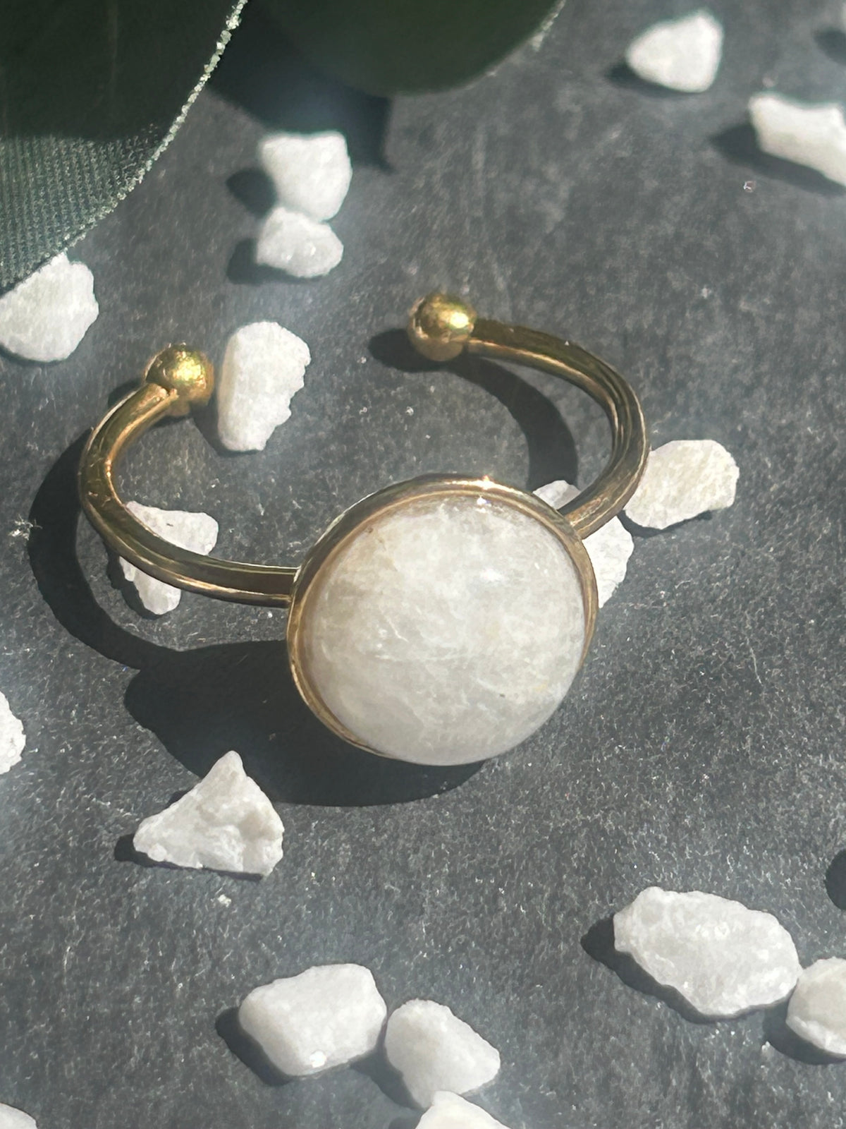 Bague Séléna réglable en acier inoxydable doré, ornée d’un cabochon rond de 10 mm en pierre de lune blanche.