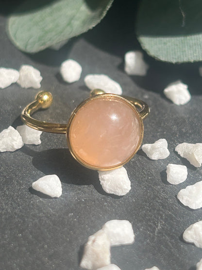 Bague Séléna réglable en acier inoxydable doré, ornée d’un cabochon rond de 10 mm en quartz rose naturel.