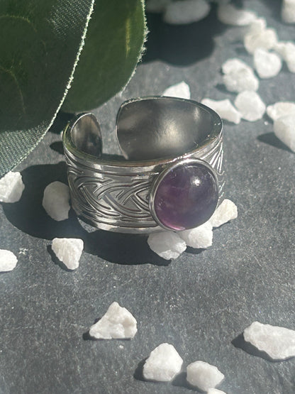 Bague Sylmor réglable à monture large texturée en acier inoxydable argenté, ornée d’un cabochon rond en améthyste violette.