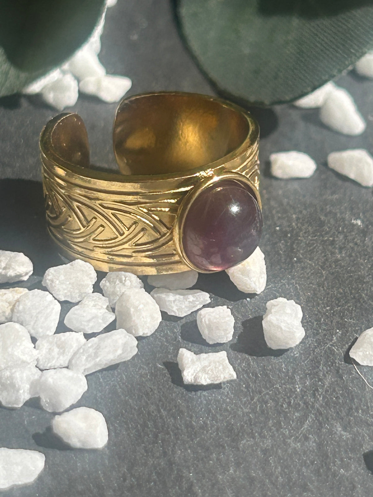 Bague Sylmor réglable à monture large texturée en acier inoxydable doré, ornée d’un cabochon rond en améthyste violette.